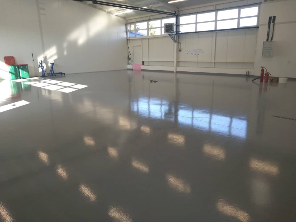 Epoxidové podlahy pro autoservisy – podlahyhromada.cz