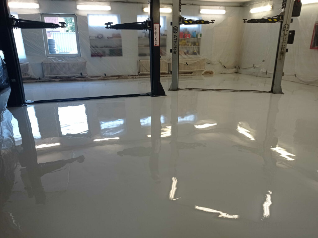 Epoxidové podlahy pro autoservisy – podlahyhromada.cz