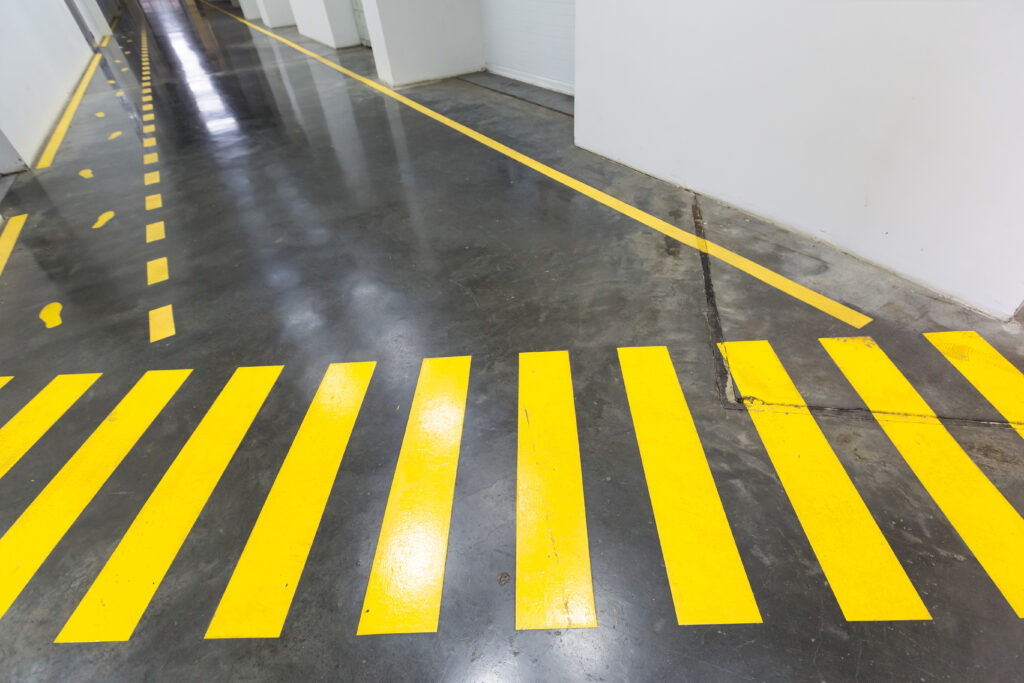 Značení epoxidové podlahy pro sklady a logistika – podlahyhromada.cz